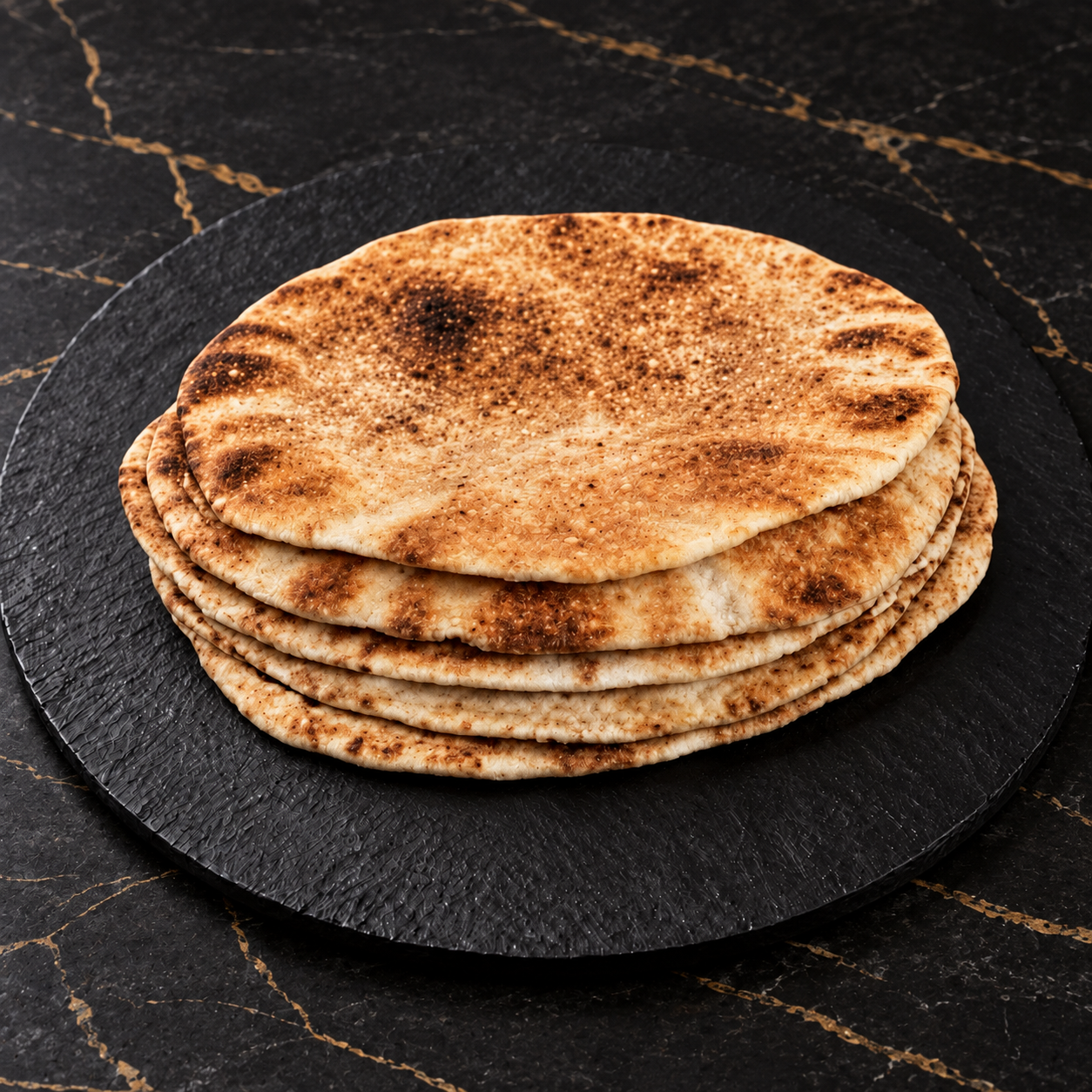 Cinq pains libanais sur une ardoise noire